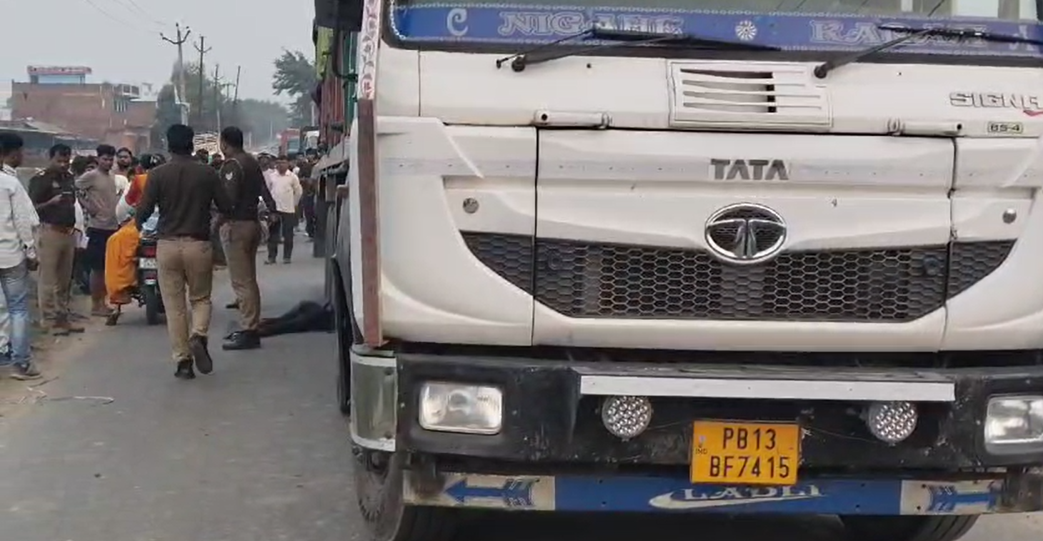 zaidpur news- road accident container on road accident