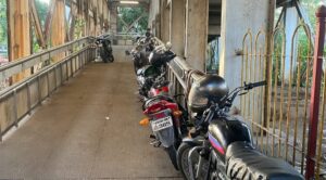 यात्रियों को स्काईवॉक पर अवैध पार्किंग से हो रही परेशानी