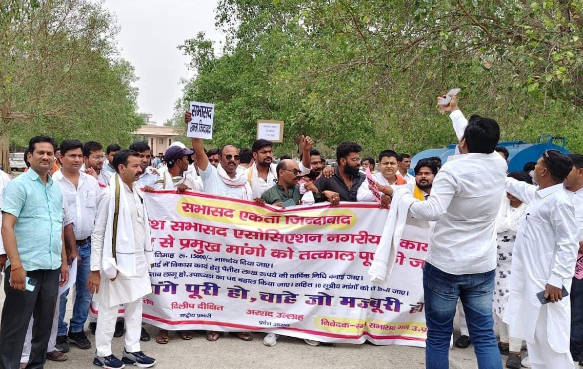 सभासदों का विधानसभा के बाहर हल्ला बोल, 10 सूत्री मांगों के लिए आज लखनऊ में जोरदार प्रदर्शन