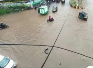 नवी मुंबई बारिश से जलभराव, महापे ब्रिज पर ट्रैफिक जाम