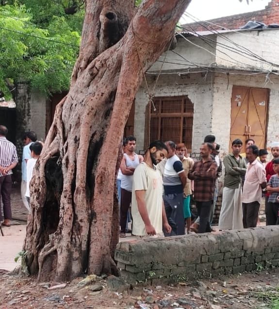 जैदपुर में सनसनीखेज घटना: युवक का शव कब्रिस्तान में पेड़ से लटका मिला, आत्महत्या या हत्या? 