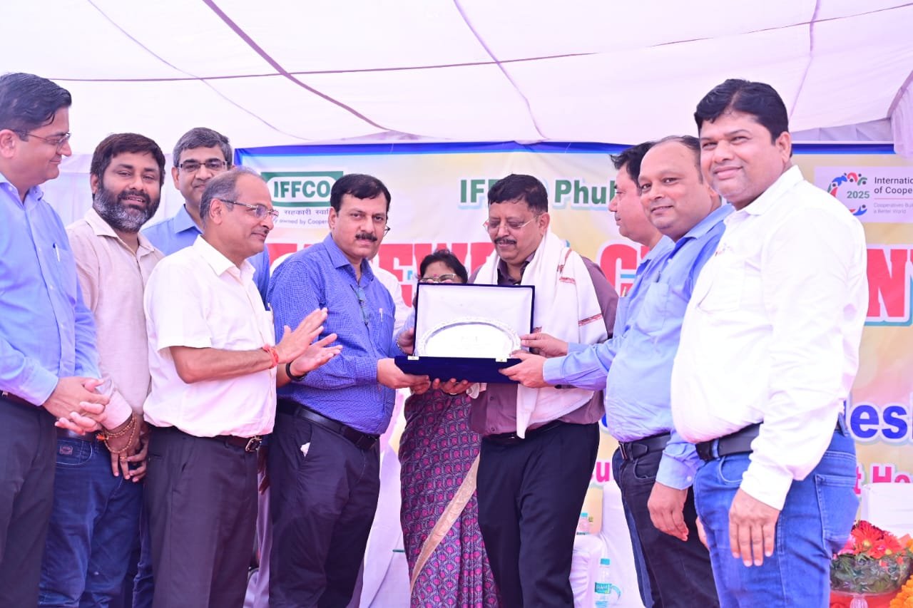 इफको विदाई समारोह मे संजय कुदेशिया ,संजय वैश्य सम्मानित हुए