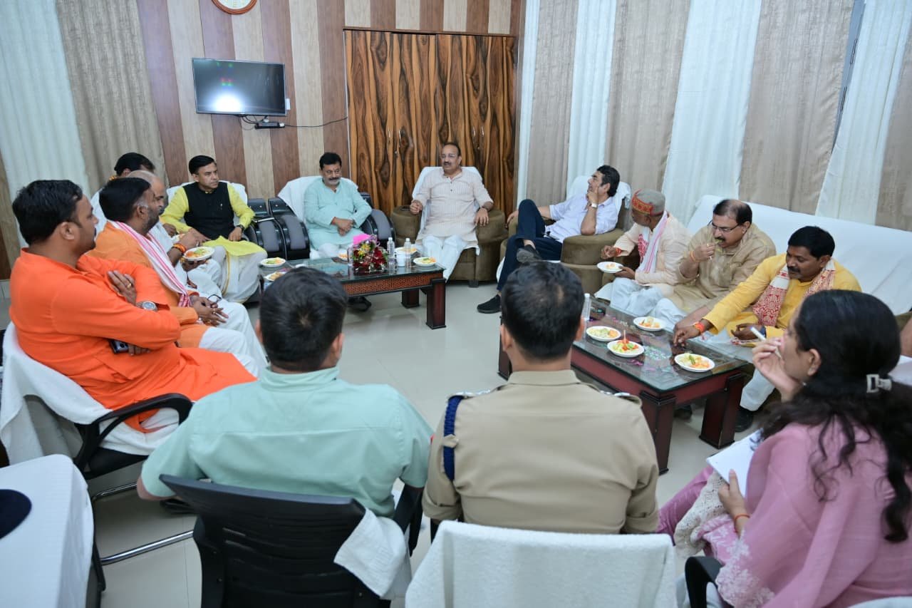 सर्किट हाउस में कानून-व्यवस्था और प्रोजेक्ट्स पर चर्चा हुई  