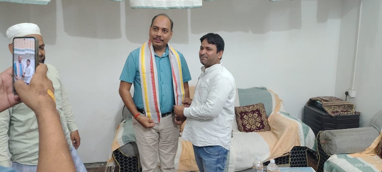 Handloom artisans with regional transport commissioner in Barabanki