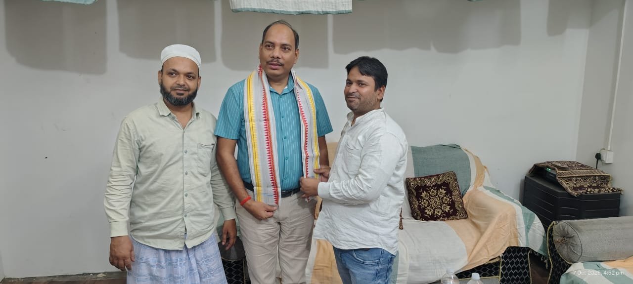 Pankaj Kumar Singh visiting handloom manufacturer in Barabanki