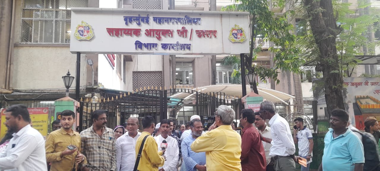  धारावी पुनर्विकास के नाम पर काटे जा रहे हरे वृक्ष