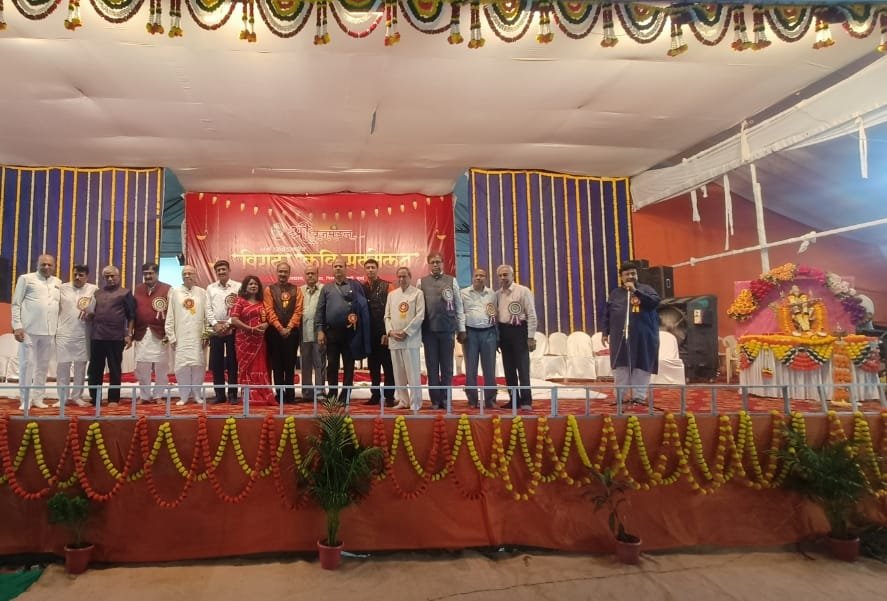 गिरगांव चौपाटी पर गूंजे काव्य रसों के रंग  