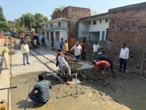 नगर पालिका की पहल से पडरौना में सड़क निर्माण कार्य शुरू