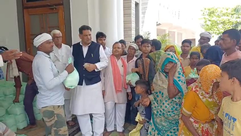 पूर्व विधायक ने दिवाली पर जरूरतमंदों संग बांटी खुशियाँ  