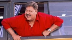 मुंबई : साराभाई वर्सेस साराभाई' में नजर आए सतीश शाह का 25 अक्टूबर को निधन हो गया। वो 74 साल के थे। फिल्ममेकर अशोक पंडित ने इंस्टाग्राम पर उनके निधन की खबर की पुष्टि करते हुए बताया कि उनका किडनी फेल होने की वजह से निधन हो गया। अचानक उनकी तबीयत खराब हुई, जिसके बाद उन्हें हिंदुजा अस्पताल ले जाया गया जहां उन्होंने अंतिम सांस ली। सतीश के यूं चले जाने से पूरी इंडस्ट्री में शोक की लहर दौड़ उठी है। कौन थे सतीश शाह? सतीश का जन्म साल 1951 में एक गुजराती परिवार में हुआ था। सतीश शाह ने अपने एक्टिंग करियर की शुरुआत 70 के दशक में की थी, लेकिन उन्हें 1984 में कुंदन शाह और मंजुल सिन्हा के शो 'ये जो है जिंदगी' से असली पहचान मिली। इस शो में उन्होंने 55 अलग-अलग किरदार निभाकर खूब वाहवाही बटोरी थी। 90 के दशक में, उन्होंने 'फिल्मी चक्कर' और 'घर जमाई' जैसे शोज में काम किया, और फिर 2004-06 के लोकप्रिय शो 'साराभाई वर्सेस साराभाई' में प्यारे इंद्रवदन साराभाई की भूमिका निभाकर अपने करियर में फिर से पंख लगाए।