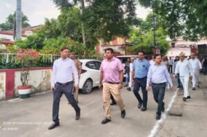 सीतापुर में नवागत डीएम ने किया विभिन्न पटलों का औचक निरीक्षण