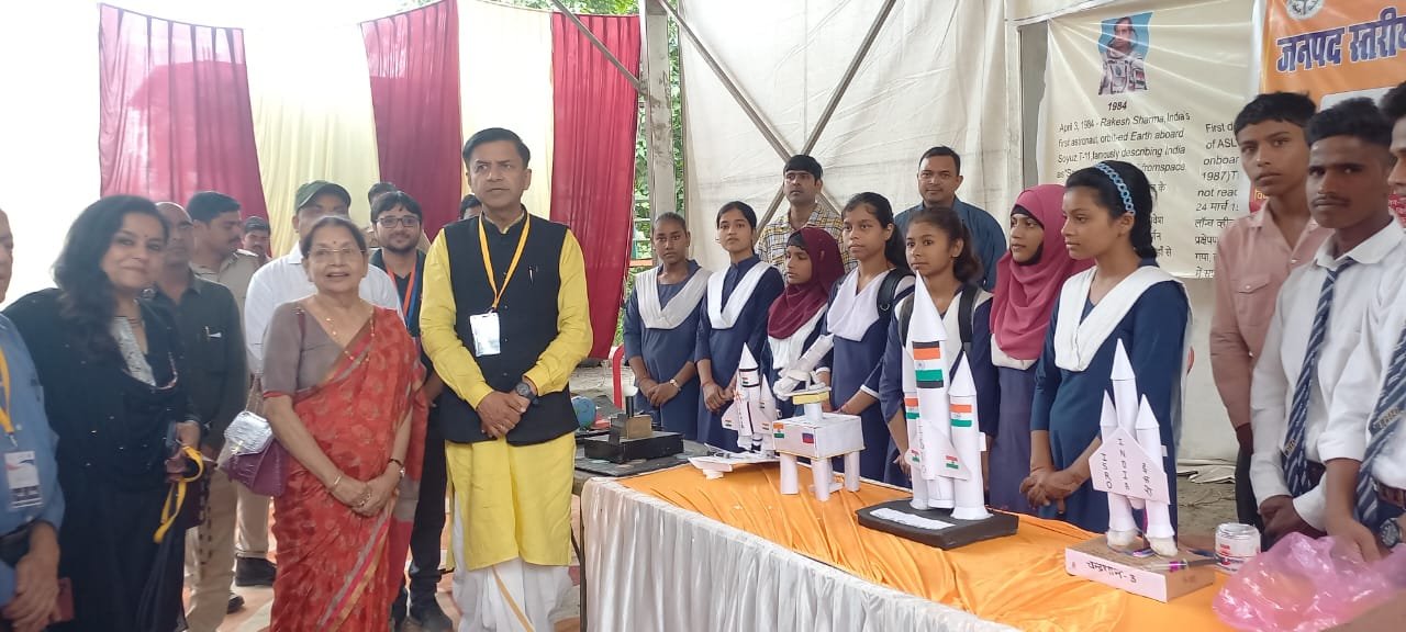 विज्ञान की उड़ान देख रोमांचित हुए ग्रामीण, छात्र-छात्राओं में Excitement का माहौल