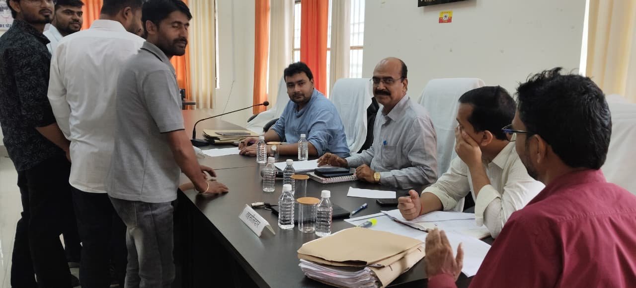 सम्पूर्ण समाधान दिवस में खड्डा तहसील पर पहुँची 16 शिकायतें, सिर्फ 2 का हुआ निस्तारण