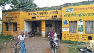 किसानों ने लगाया खाद की ओवररेट बिक्री का आरोप, जांच व कार्रवाई की उठी मांग