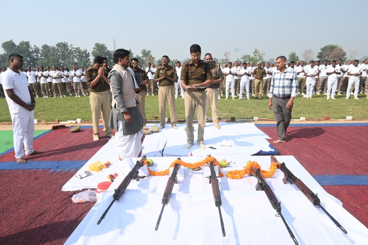 आरक्षियों को शस्त्र वितरण से पूर्व पारंपरिक शस्त्र पूजा सम्पन्न