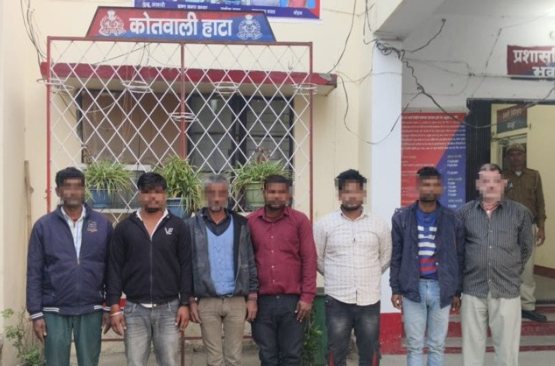 चेकिंग के दौरान हाटा पुलिस ने पकड़ी मवेशी लदी छह पिकअप, सात तस्कर गिरफ्तार