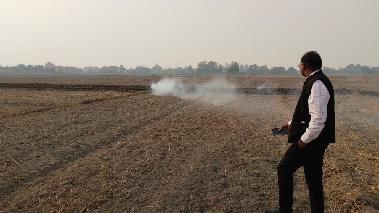पराली जलाने से पर्यावरण होता है दूषित जिलाधिकारी: