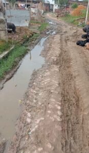 ग्राम भनवापुर में नाली व खड़ंजा की मरम्मत अधर में, ग्रामीणों में बढ़ी नाराज़गी