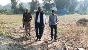 निर्माणाधीन सोहगीबरवा इको टूरिज्म परियोजना का स्थलीय निरीक्षण।