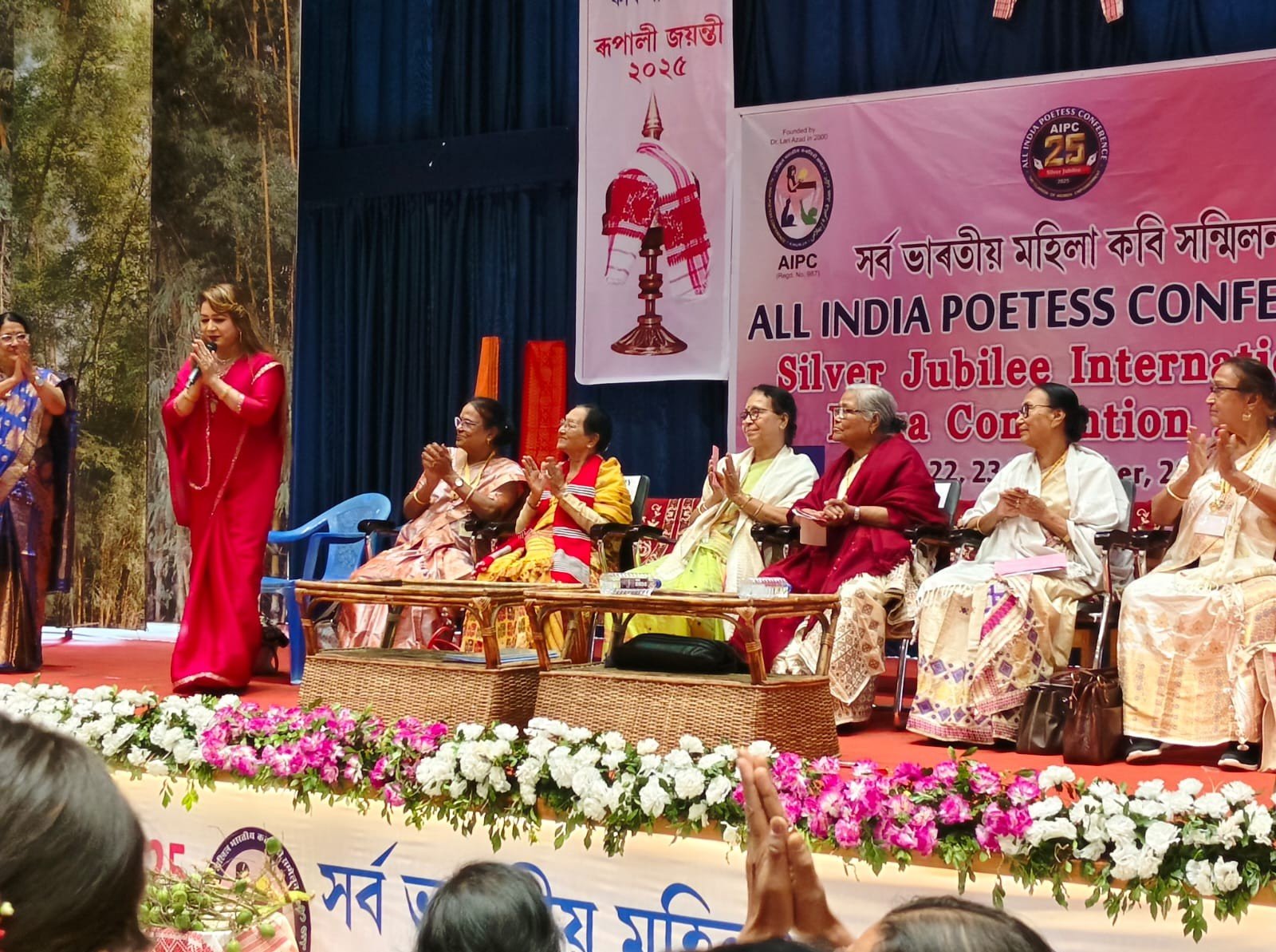 25 साल बाद फिर से AIPS अव्वल अवॉर्ड प्राप्त करने के बाद मुस्कुराती आना दहलवी