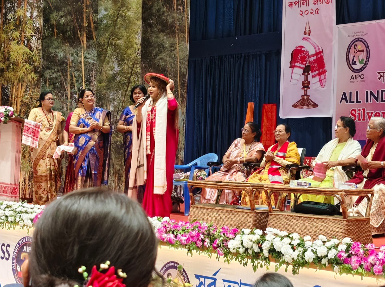 असाम गोहाटी में AIPS सिल्वर जुबली अव्वल अवॉर्ड लेते हुए उर्दू शायरा आना दहलवी