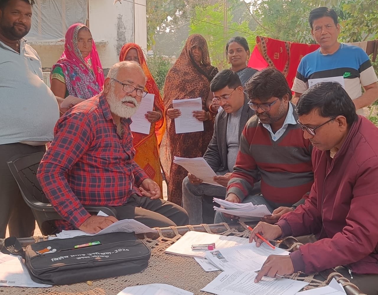 SIR फॉर्म भरने की प्रक्रिया में तेजी के लिए सचिव पहुंच रहे गांव-गांव।