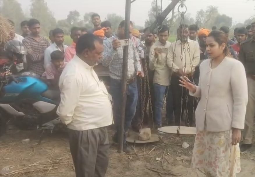 गन्ना उतराई के नाम पर की जा रही अवैध वसूली को लेकर किसानों ने किया Strike प्रदर्शन