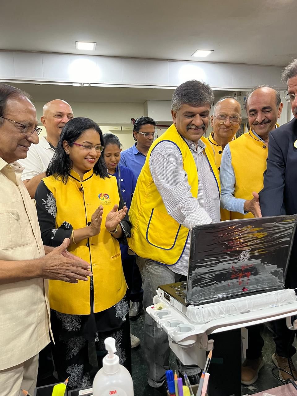 जीओ रोटी घर ने उपहार में दिया सोनोग्राफी मशीन