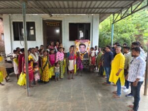 पुण्यतिथि के अवसर पर आदिवासी महिलाओं को साड़ी का वितरण