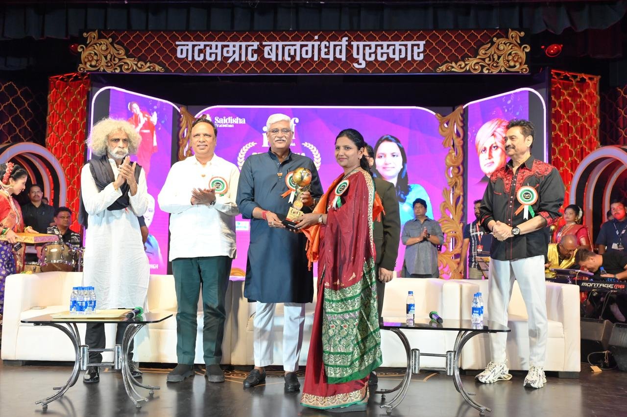 अतिरिक्त जिला कलेक्टर श्रीमती सुचिता भिकाने को सेवा रत्न पुरस्कार से सम्मानित किया गया।