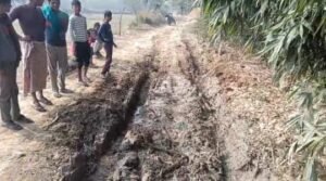 धिमौरा से विक्रमपुर का रास्ता क्षतिग्रस्त में आवागमन बाधित, ग्रामीण मरम्मत की मांग पर