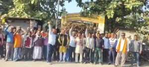 गन्ना उठान में लापरवाही पर किसानों का फूटा गुस्सा, क्रय केन्द्रों पर ट्रालियों की लगी कतार