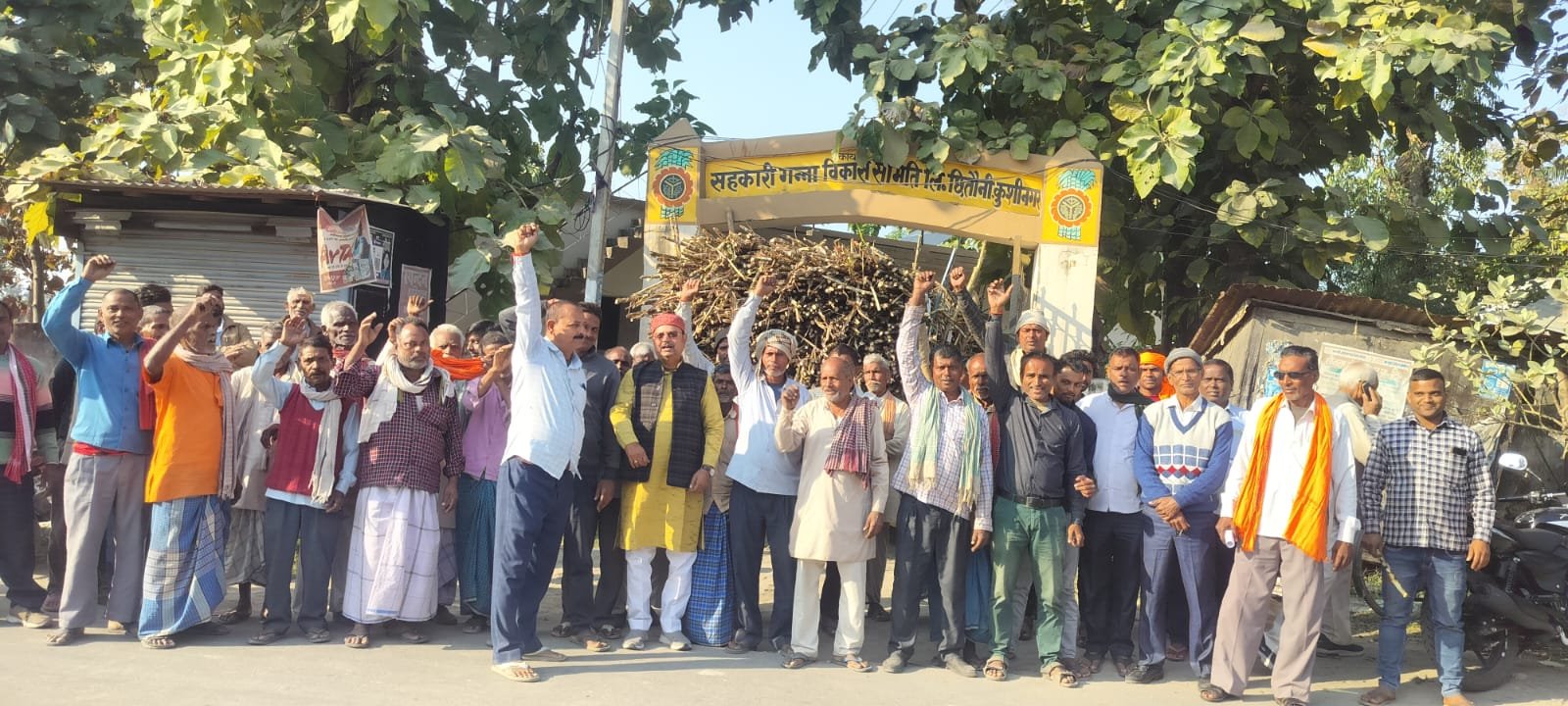 गन्ना उठान में लापरवाही पर किसानों का फूटा गुस्सा, क्रय केन्द्रों पर ट्रालियों की लगी कतार