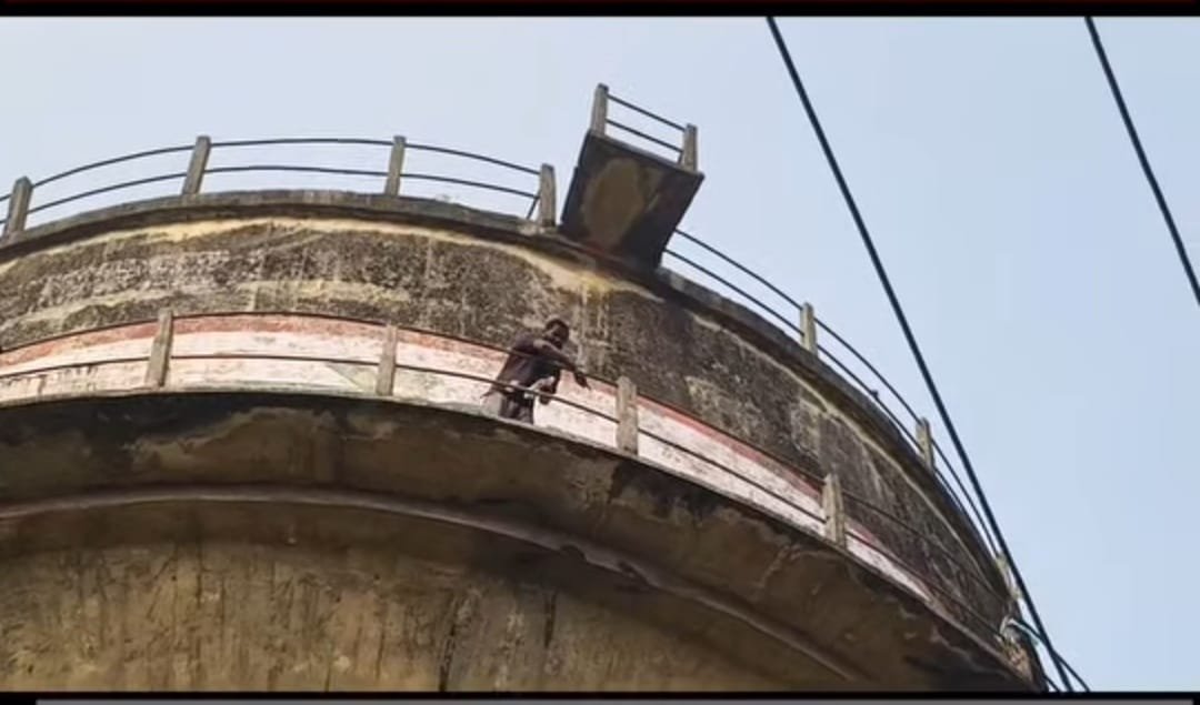 फ़िल्मी स्टाइल मे नाराज युवक टंकी पर चढ़ा मचा हड़कंप