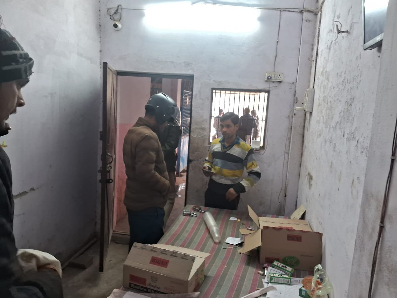 एक ही रात में दो दुकानों में सेंध, नकदी व सामान चोरी सीसीटीवी तोड़ने की कोशिश, फुटेज में दो संदिग्ध कैद