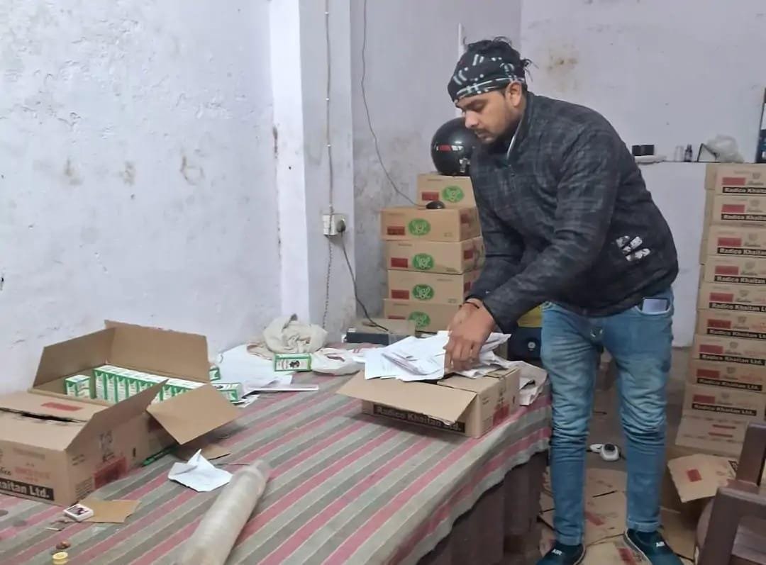 एक ही रात में दो दुकानों में सेंध, नकदी व सामान चोरी सीसीटीवी तोड़ने की कोशिश, फुटेज में दो संदिग्ध कैद