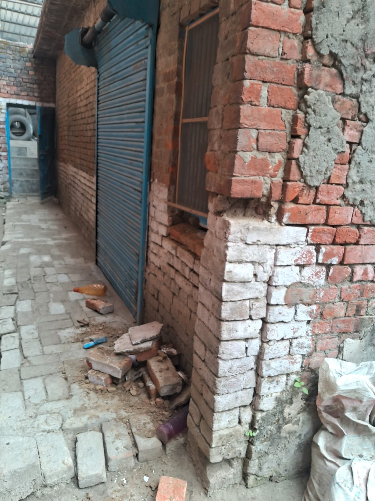 एक ही रात में दो दुकानों में सेंध, नकदी व सामान चोरी सीसीटीवी तोड़ने की कोशिश, फुटेज में दो संदिग्ध कैद