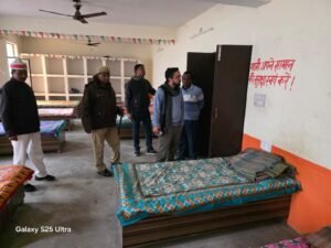 शीतलहर के दृष्टिगत रैनबसेरों, अलाव व गौशालाओं की सघन जांच, 133 कंबलों का वितरण