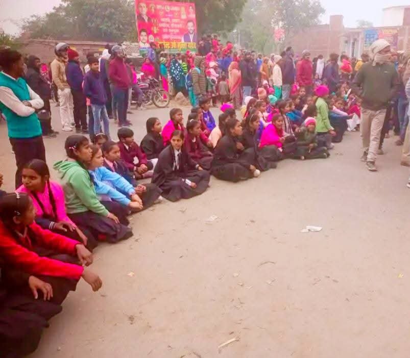 छात्रों ने सड़क जाम कर किया विरोध प्रदर्शन