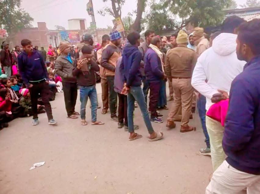 छात्रों ने सड़क जाम कर किया विरोध प्रदर्शन