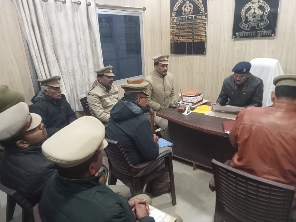 क्षेत्राधिकारी खड्डा द्वारा थाना हनुमानगंज के लंबित विवेचनाओं के विवेचकों का अर्दली रूम किया गया