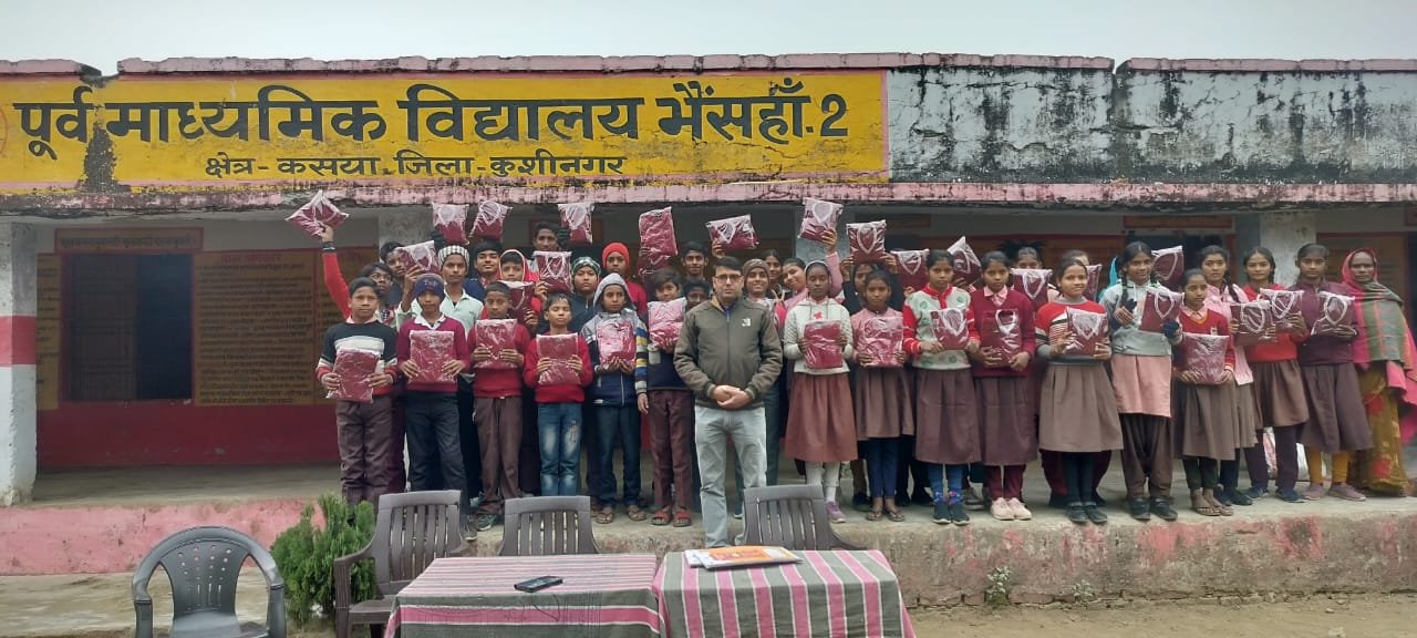 स्वेटर पाकर खिल गए बच्चों के चेहरें