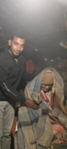 गरिबों के मसिहा के रूप में रात के अंधेरे में डिम्पल पांडेय बांट रहे हैं कम्बल