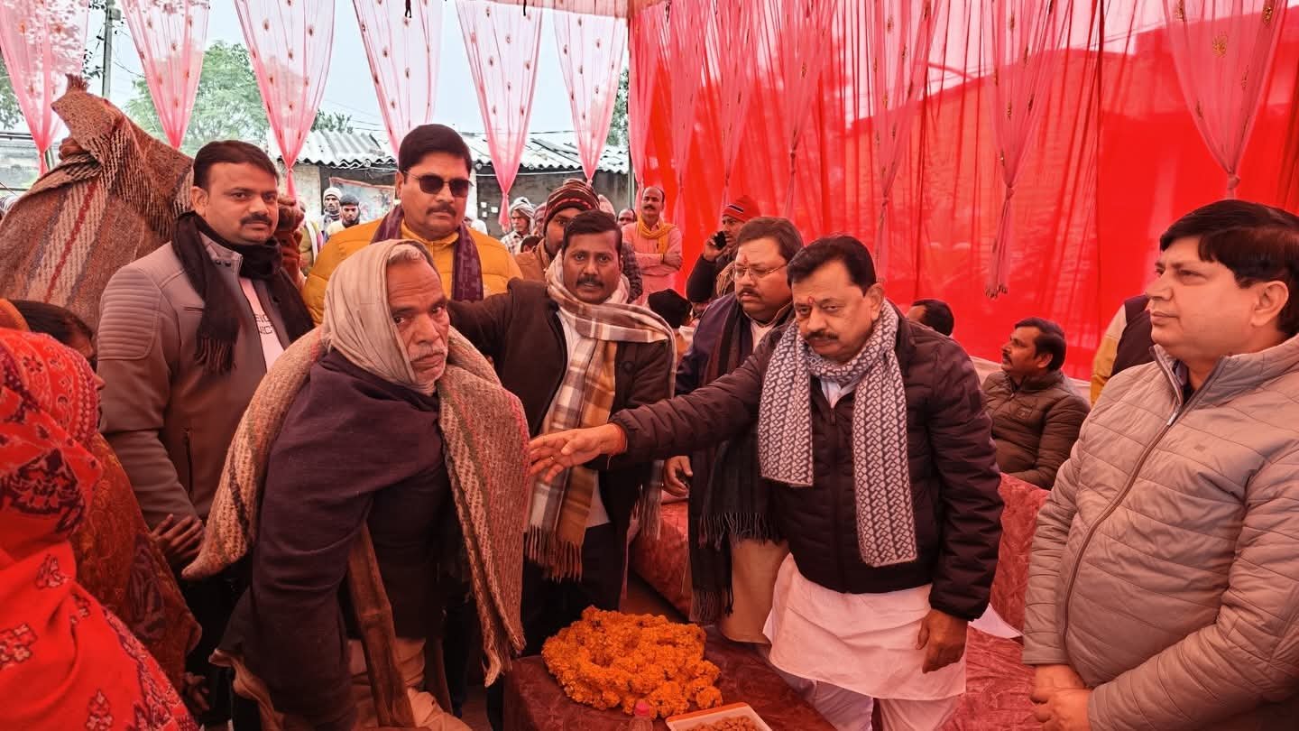 सांसद के हाथों जरूरतमंद महिलाओं व बुजुर्गों को मिला सर्दी से राहत का सहारा