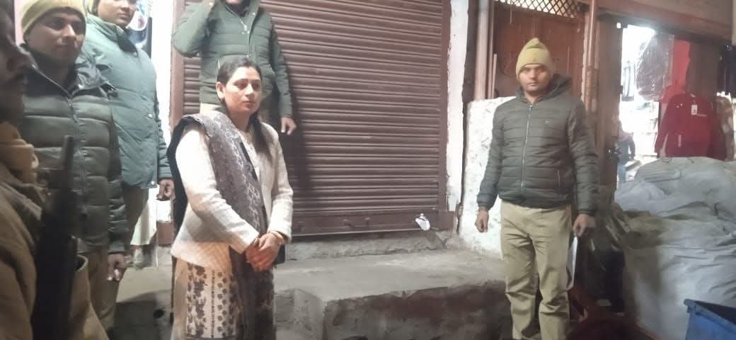 कप्तानगंज में नितेश मेडिकल स्टोर सीज