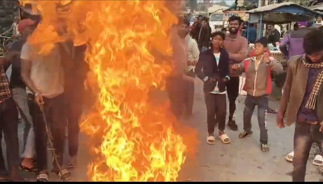 बांग्लादेश में हिंसा से भड़के लोग, पुतला दहन