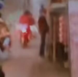 मस्जिद के सामने मुस्लिमों पर खुली हिंसा की घटना