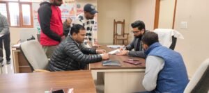 वार्ड 31 के पार्षद मुन्ना मलिक ने नगर आयुक्त को सौंपा ज्ञापन