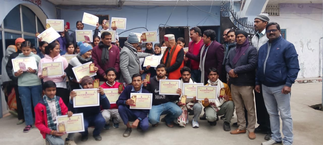 अटल जयंती पर आयोजित निबंध प्रतियोगिता के प्रतिभागी पुरस्कृत