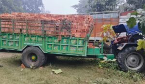 ईट भरी ट्रॉली में छुपी अवैध शराब, पुलिस ने पकड़ा